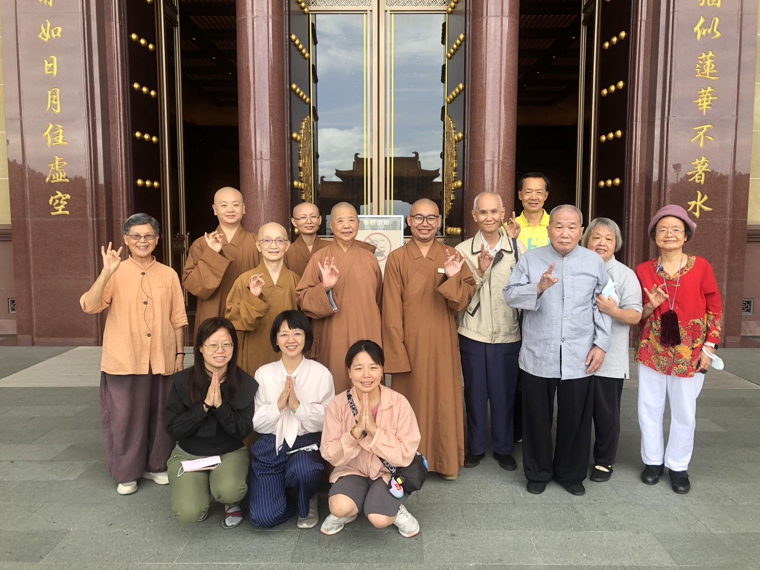 謝智光一家禮拜佛光山開山祖師星雲大師