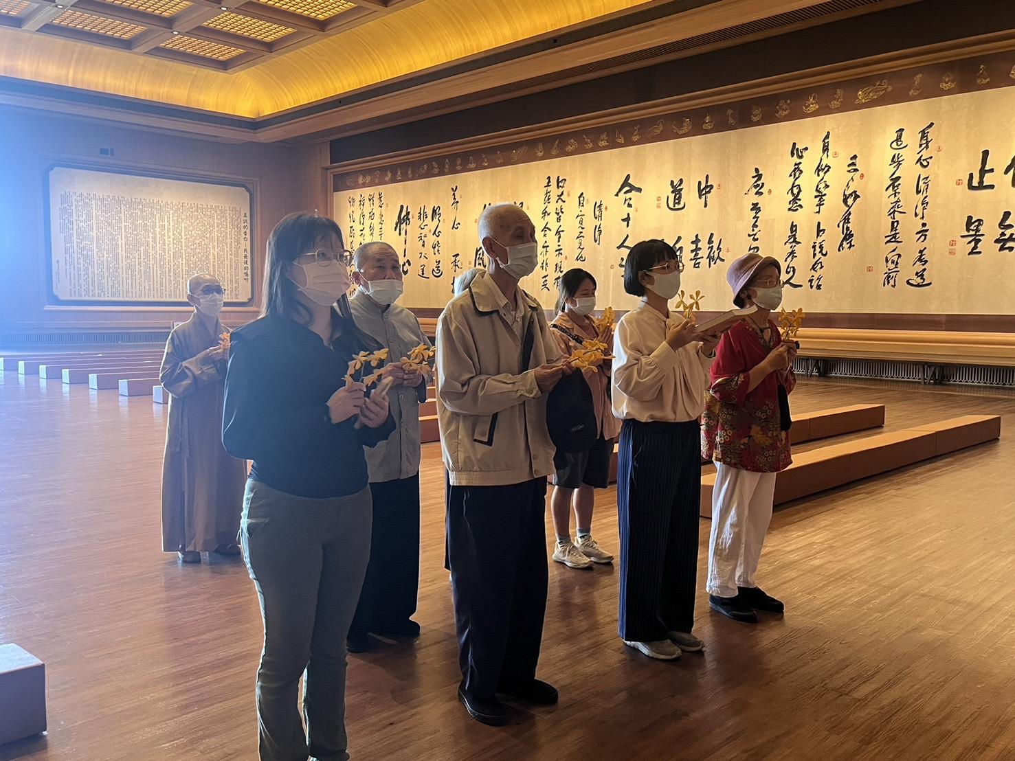 謝智光一家禮拜佛光山開山祖師星雲大師